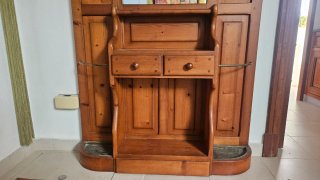 Recibidor de madera con espejo