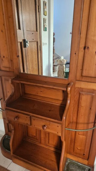 Recibidor de madera con espejo