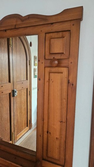 Recibidor de madera con espejo