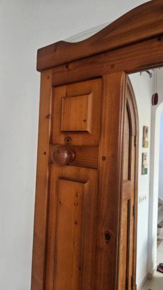 Recibidor de madera con espejo