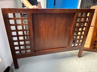 Cabecero de cama de madera marrón