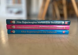 3 libros tapa blanda, “KIKA supersorgiña”