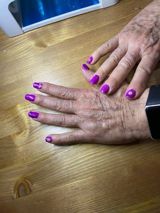 Ofezco mis servicios de manicura a domicilio  .