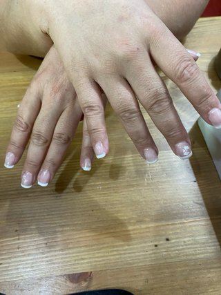Ofezco mis servicios de manicura a domicilio  .