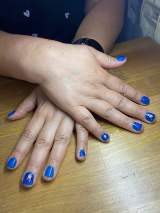 Ofezco mis servicios de manicura a domicilio  .