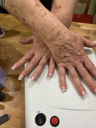 Ofezco mis servicios de manicura a domicilio  .