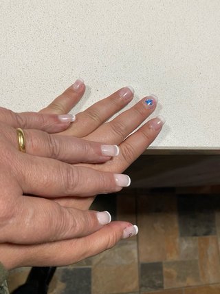 Ofezco mis servicios de manicura a domicilio  .
