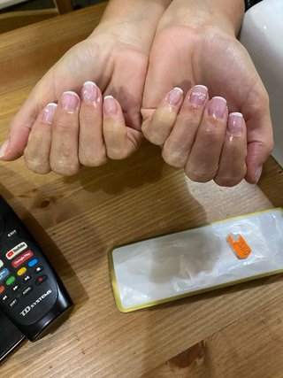 Ofezco mis servicios de manicura a domicilio  .