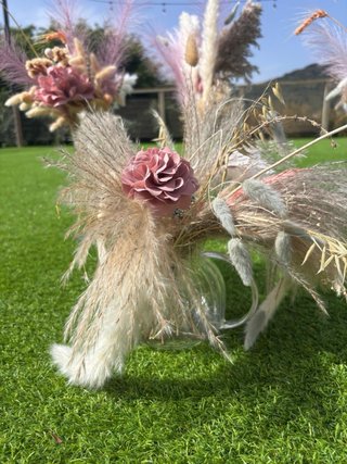 10 centros de mesa de cristal. Flores tela y pluma