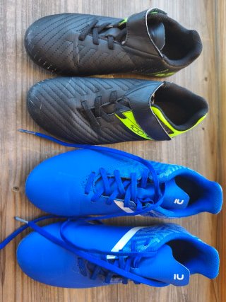 2 paia di scarpe da calcio per bambini, numero 34 e 36