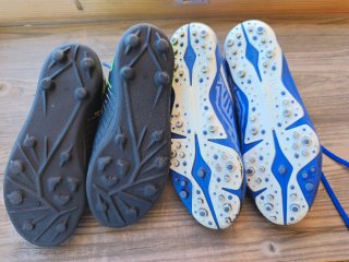 2 paia di scarpe da calcio per bambini, numero 34 e 36