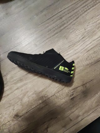 Botas de fútbol negras y amarillas Decathlon