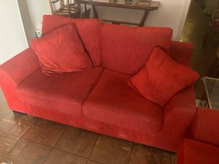 Sofá de tela rojo