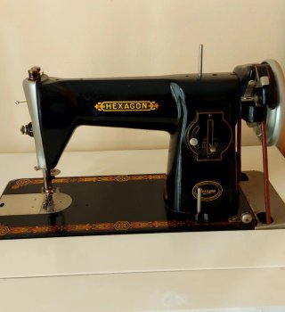 Máquina de coser con mueble antigua Hexagon