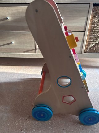 Andador de madera para bebés con actividades