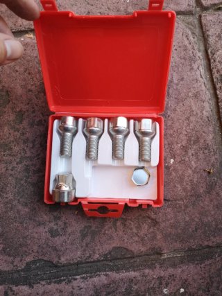 Tornillo seguridad rueda coche