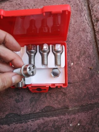 Tornillo seguridad rueda coche