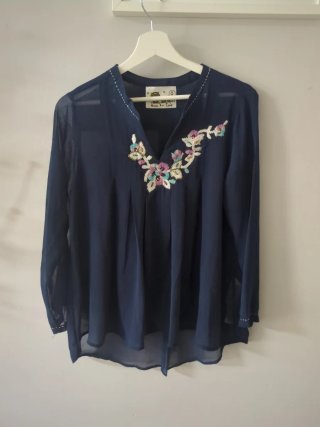 Camisa Peace + Love bordada azul talla M