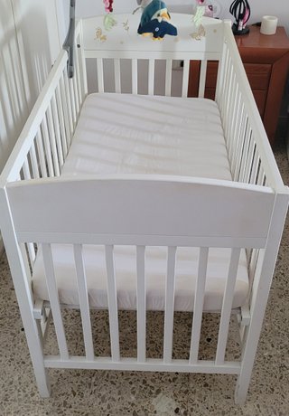 Cuna de madera blanca