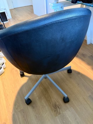 Silla de oficina giratoria negra