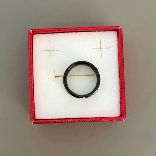 Anello Fascia Nera con Tre Punti Luce Dorati