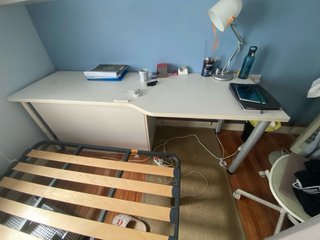 Escritorio blanco largo con amplio cajón