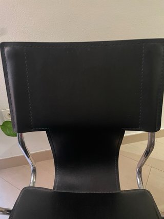 Silla de oficina negra regulable con ruedas diseño