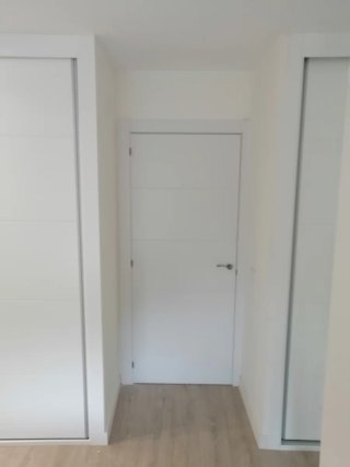 Carpintero montaje puertas