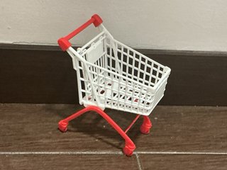 Carrito de la compra con tomate miniatura