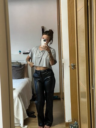Pantalones negros efecto piel