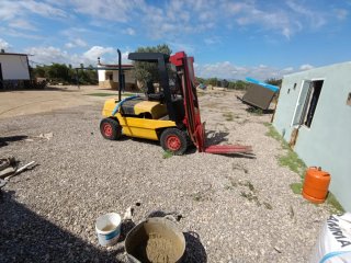 Carretilla elevadora amarilla y roja marca Linde