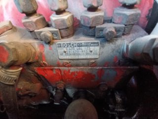 Carretilla elevadora amarilla y roja marca Linde