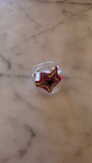 Anello trasparente con stella multicolore