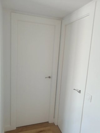 Carpintero montaje de puertas