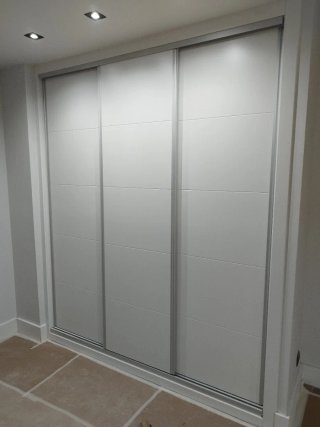Carpintero montaje de puertas