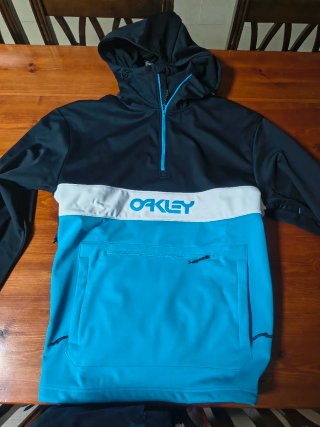 Cazadora Oakley Negra y Azul.