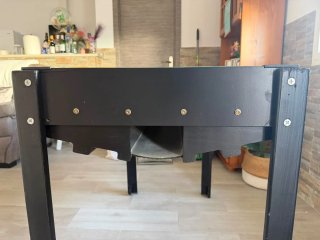 Mesa de billar con tacos y bolas