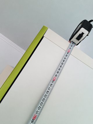 Mueble auxiliar alto blanco y verde