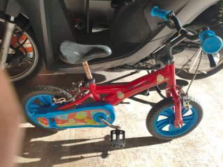 Bicicleta infantil roja y azul