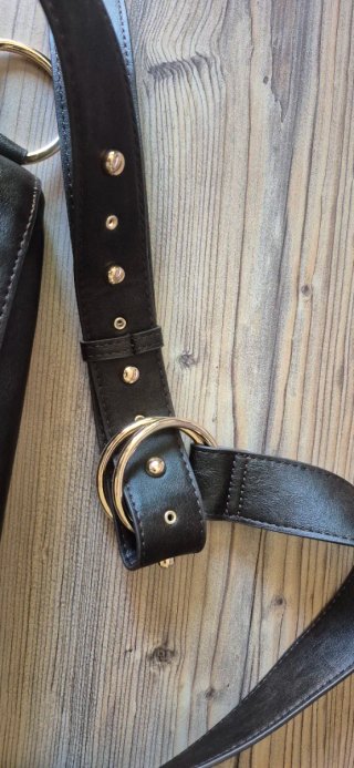 Bolso bandolera negro y dorado