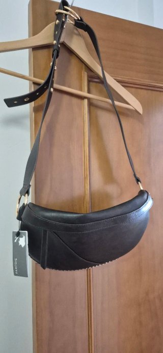 Bolso bandolera negro y dorado