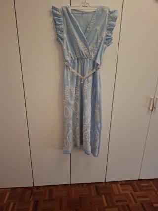 Vestido azul bebé bordado a branco com cinto. M/L