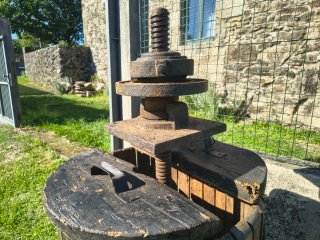 Prensa de uva antigua de madera