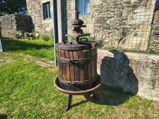Prensa de uva antigua de madera
