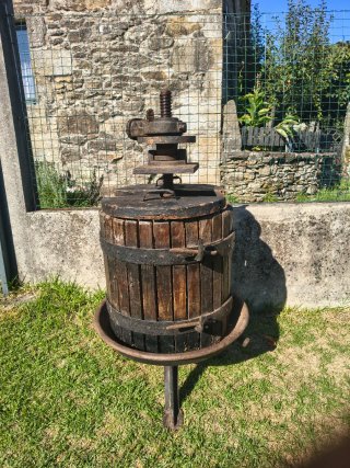 Prensa de uva antigua de madera