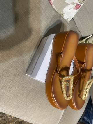 Sandalias cuña detalle serpiente dorado