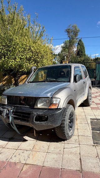 Mitsubishi Montero averiado