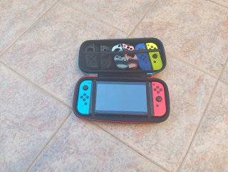 Custodia Nintendo Switch Nera e Rossa