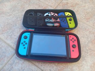 Custodia Nintendo Switch Nera e Rossa