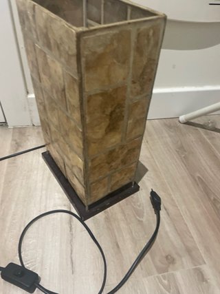 Lámpara de mesa piedra y madera